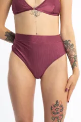 Bombacha de bikini tiro alto colaless color borgoña, confeccionada en tela brillante acanalada.