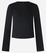 Blusa negra de poliamida, con cuello redondo y mangas largas acampanadas. Presenta detalle de costura fruncida en la sisa.