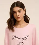 Sweater de pijama rosa de algodón con mangas largas, cuello redondo y estampa de leopardo con laptop y texto "Day Off".