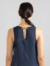 Vestido corto azul marino de lino italiano con fibra metalizada, sin mangas y con aberturas redondeadas en los laterales.