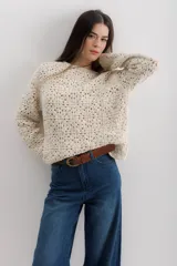 Sweater color crudo de tejido crochet con mangas largas.