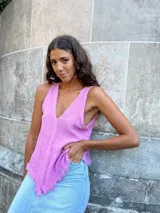 Musculosa color verde agua, con escote en V y terminaciones desflecadas.