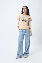 Pantalón de jean celeste, de tiro bajo y corte baggy, con bolsillos delanteros y traseros.