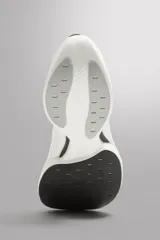 Zapatilla deportiva para correr largas distancias Zara Athleticz. Parte superior de tejido de punto transpirable, suela de TPE-A con placa de carbono interna y plantilla OrthoLite® extraíble.