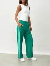 Pantalón blanco de corte ancho con una fina línea negra vertical en los laterales.