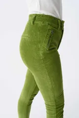 Pantalón de pana verde lima, de tiro alto y corte ajustado.