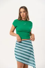 Minifalda con estampado geométrico en tonos celeste, blanco y verde.