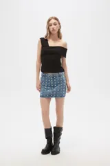 Top negro de poliéster, al cuerpo y con cuello asimétrico.