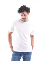 Remera blanca de corte slim fit y mangas cortas.