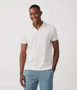Polo de hombre color gris claro, corte confort, cuello polo, manga corta y tejido texturizado.