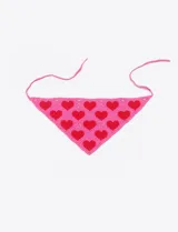 Bandana tejida a crochet, con base rosa y diseño de corazones rojos.