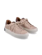 Zapatillas Hush Puppies color beige con cordones y suela blanca.