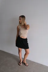 Minifalda marrón con estampado de leopardo.