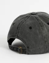 Gorra de denim color gris oscuro con visera curva y ajuste trasero. Presenta un parche en forma de corazón con estampado animal print en el frente.