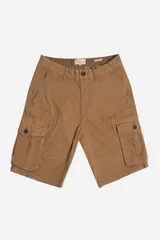 Bermuda color marrón claro, estilo cargo, con bolsillos laterales amplios, botón y cierre.