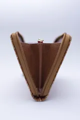 Billetera marrón con estampado de piel de serpiente, cierre perimetral, múltiples ranuras para tarjetas, documentos y billetes, y bolsillo interior con cierre para monedas.