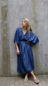 Vestido midi azul de tencel, con mangas 3/4 amplias y escote en V con elástico debajo del busto.