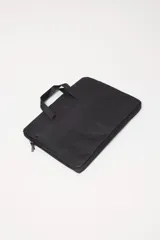 Funda porta laptop color negro con cierre y manija de agarre. Ideal para transportar y proteger tu laptop.