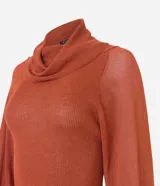 Blusa de punto color ladrillo con cuello alto boba, mangas largas con puños ajustados y detalle de hilo metalizado.