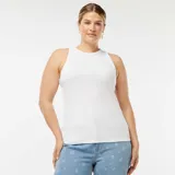 Musculosa blanca de algodón con sisas anchas y corte recto.