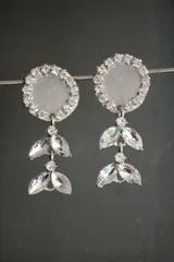 Par de aros colgantes plateados con strass.