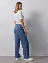 Pantalón celeste de tejido soft, corte wide leg y pretina ancha elastizada.