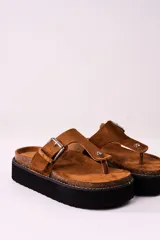 Sandalia flatform color camel, con tira entre los dedos y hebilla lateral ajustable.