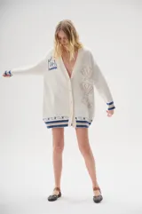 Cárdigan oversize con diseño de motivos marinos, en color azul y blanco.