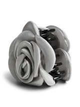 Pinza para el pelo plateada con forma de rosa de tela satinada y cierre tipo clip.