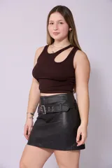 Minifalda marrón de cuero sintético con cinto con doble hebilla.