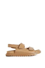 Sandalias negras de cuero con dos tiras ajustables con velcro.