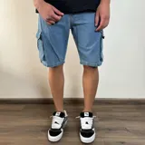 Bermuda de jean celeste con bolsillos cargo laterales y traseros.