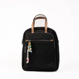 Mochila negra con bolsillo frontal con cierre, manija superior y tiras traseras regulables. Incluye llavero decorativo con cuentas de colores.