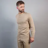 Sweater de punto color beige, de corte clásico y cuello redondo.