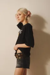 Remera negra de algodón con estampado frontal de un disco de vinilo dorado en forma de corazón y texto "Dancing a higher place house music".