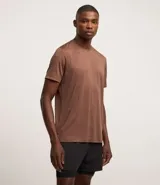 Remera deportiva marrón con tecnología Dry, cuello redondo y manga corta.