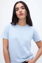 Remera color durazno de algodón lavado con textura extra suave y calce ajustado.
