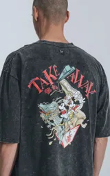 Remera negra con efecto acid wash, corte holgado y estampa frontal con diseño alusivo a Disney.