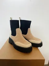 Botas combinadas de cuero y licra color beige con caña de lycra negra y suela track negra y beige.