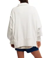 Buzo azul con cuello abotonado, mangas largas abullonadas y costuras a la vista.