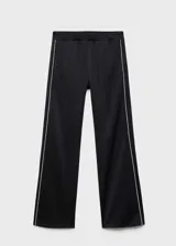 Pantalón negro de corte recto con cintura elástica, tiro medio y detalle de raya blanca lateral. Estilo jogger y diseño largo.