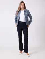 Chaqueta de tweed azul con cuello a la base, abertura central y bolsillos delanteros. Presenta puños con aplique de botones perlados y terminación desflecada. Incluye forro interno.