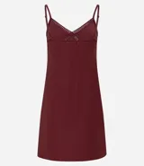 Camisón corto de microfibra color bordó, con escote en V y tirantes finos ajustables. Presenta detalles de encaje o puntilla en forma de 'X' en la zona del busto.