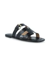Sandalia chata de cuero negro con textura croco, hebilla metálica de ajuste en el empeine y suela de TR.
