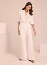 Pantalón de vestir blanco de tiro alto, corte palazzo y lazo en la cintura.