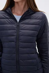 Campera acolchada negra, de manga larga y cuello alto, con cierre frontal.