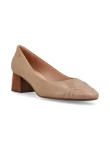 Zapato de tacón color crema con puntera en cuero reptil y taco de madera.