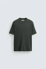 Camiseta verde oscuro de punto de algodón, corte recto, cuello redondo y mangas cortas con terminaciones en rib.