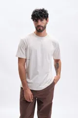 Remera color beige con estampa en la espalda con la frase "Process & Dream" y un texto con la hora "03:18 AM".