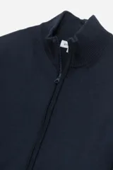 Campera negra de tejido de punto, con cuello alto, cierre frontal y mangas largas.